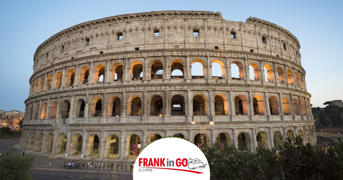 Montaggio del Colosseo e della Basilica di San Pietro, simboli di un tour in auto a Roma