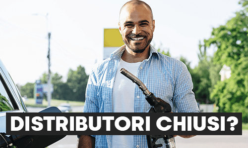 Benzinaio che mette benzina