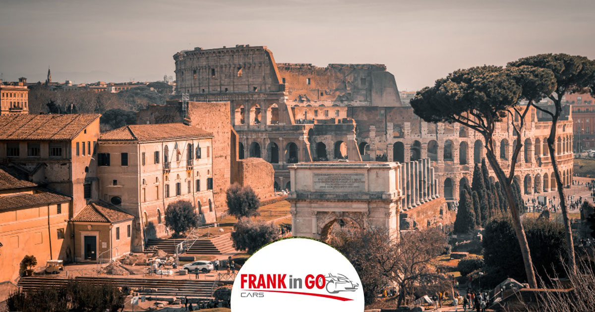 Via dei Fori Imperiali di notte con il Colosseo illuminato