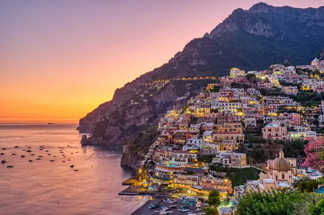 Positano a Napoli vicino alla costiera amalfitana al tramonto