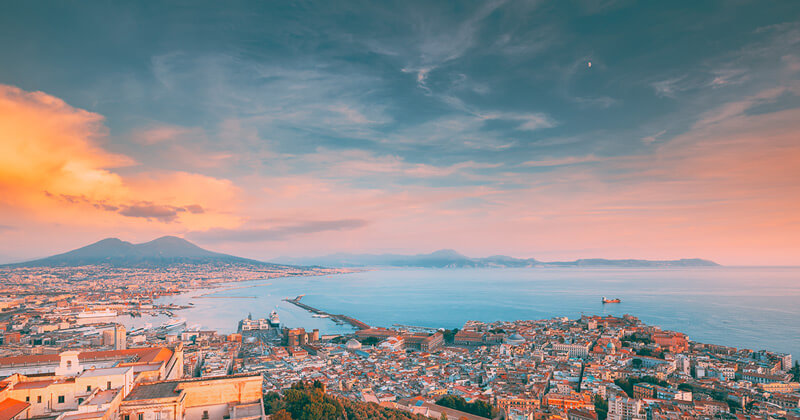 Vista mare di Napoli al Tramonto